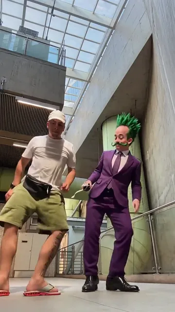 O mesmo vídeo com o personagem de cabelo verde no lugar de um dos dançarinos