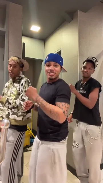 Vídeo de dança com amigos num corredor