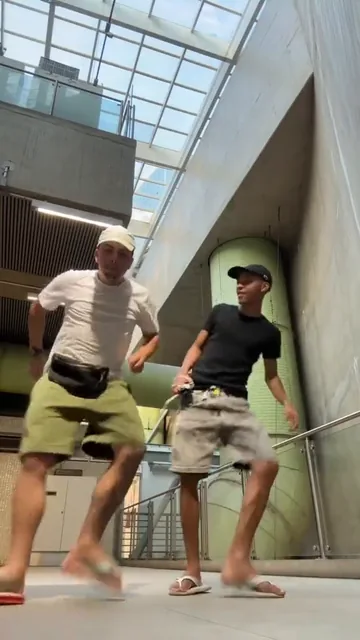 Vídeo de dança em dupla num saguão